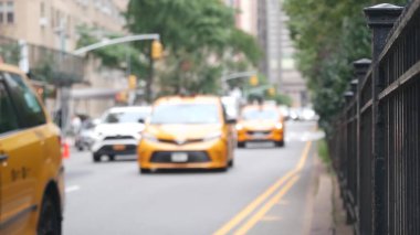 New York City Park Bulvarı. 42. Cadde 'deki Grand Central Terminal İstasyonu. Manhattan Midtown 'da. NYC, ABD 'de sarı taksi. Amerikan şehir trafiği, ABD 'de ulaşım. Odaklanmamış.