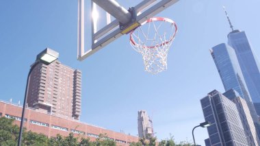 New York City Dünya Ticaret Merkezi gökdelen kulesi binası, Manhattan Şehir Merkezi Finans Bölgesi, ABD. Hudson River Park basketbol sahası. Basketbol potası ve kara tahta. Açık hava sokak sporu.