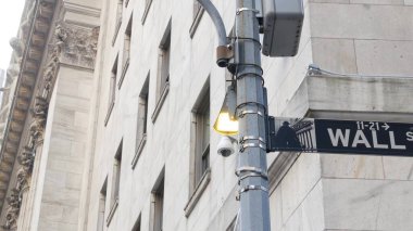 New York Şehri Birleşik Devletleri. Aşağı Manhattan Mali Bölgesi Şehir Mimarisi. Borsa binası yakınlarındaki Amerikan Wall Street yol tabelası, ABD Borsası.