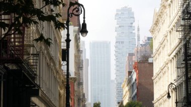 Broadway caddesi yakınlarındaki New York City Manhattan Soho moda bölgesi. Amerikan şehir binası cephesi, eski Amerikan mimarisi. New York, Amerika 'dan alışveriş. İş ve emlak işleri. Fener.