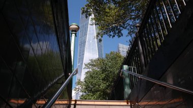 New York metro küresi, metro küre lambası. Metropolitan girişi, Manhattan. Dünya Ticaret Merkezi Kulesi, WTC ve Oculus şehir merkezindeki finans bölgesinde. Fulton Caddesi 'ndeki toplu taşıma istasyonu..