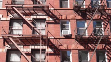 New York City klasik bina mimarisi, Manhattan, ABD. Şehir dışındaki konutlar. Birleşik Devletler 'de gayrimenkul. Tipik kırmızı tuğla cephesi. Yangın çıkışı, acil merdiven çıkışı..