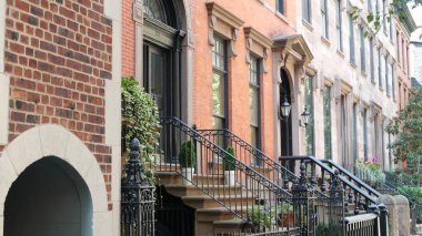 New York City konak binası, Brooklyn Heights yerleşim bölgesi, ABD. Brownstone şehir mimarisi, bağlı ev. Amerika Birleşik Devletleri emlak, Amerikan mülkü, New York 'ta apartmanlar ve evler.