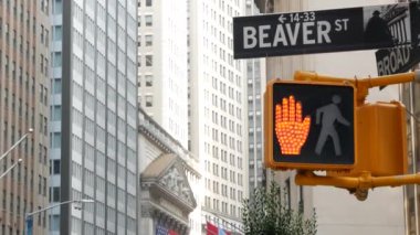 New York City, ABD - 9 Eylül 2023 Manhattan Şehir Merkezi Finans Bölgesi. Amerikan bayrağı, Wall Street. Broad and Beaver köşe tabelası. Borsa binası, ABD Borsası. Kesişen yol.