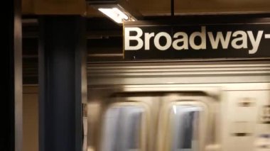New York, Birleşik Devletler - 3 Eylül 2023 metro istasyonu içi, yeraltı metro platformu tabelası. Metro treni, yolcu taşımacılığı. Yazı tahtası Broadway. Manhattan şehir merkezi.