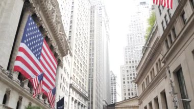 New York City, ABD - 9 Eylül 2023: Aşağı Manhattan Finansal Bölgesel Şehir Mimarisi. Kocaman bir Amerikan bayrağı. Wall Street Borsa Binası, ABD Borsa Ticareti.
