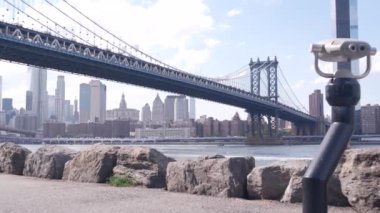 New York, Birleşik Devletler - 30 Ağustos 2023 Manhattan Köprüsü gözcüsü, kule görüntüleme dürbünü, Brooklyn Dumbo. Şehir merkezindeki rıhtım manzarası, gökdelen silüeti. Doğu Nehri Turizm Alanı.