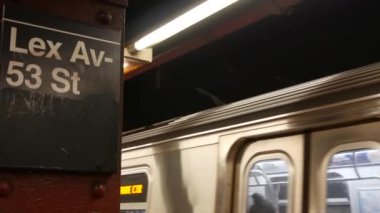 New York, Birleşik Devletler - 30 Ağustos 2023 metro istasyonu, metro istasyonu, metro platformu işareti. Metro treni, demiryolu toplu taşımacılığı. Lexington Bulvarı. Lex Caddesi. Manhattan şehir merkezi..