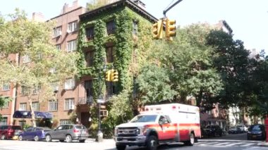 New York, Birleşik Devletler - 6 Eylül 2023 NYFD Ambulans Acil durumu, Amerikan İtfaiyesi sağlık kamyonu. ABD 911 aracı Irving caddesi köşesinde, Manhattan. NYC ilk müdahale arabası..