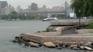 New York City, ABD - 4 Eylül 2023: Waterfront Skyline, Manhattan Midtown binaları, East River nehir kıyısı. Long Island, Queens 'teki Gantry Plaza Park' tan deniz kenarı manzarası. Queensboro Köprüsü.