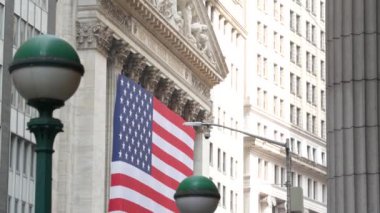New York City, ABD - 9 Eylül 2023: Manhattan Downtown Financial District kentsel mimarisi. Kocaman bir Amerikan bayrağı. Wall Street Borsası binası, ABD Borsası. Metro küresi.