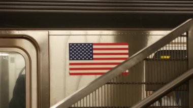 New York, Birleşik Devletler - 1 Eylül 2023: metro istasyonu içi, yeraltı metro platformu. Metro demiryolu yolcusu toplu taşıma. Manhattan demiryolu taşımacılığı, NYC trafiği. İnsanlar