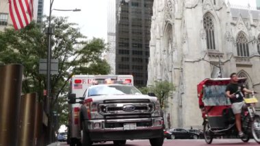 New York, Birleşik Devletler - 13 Eylül 2023 NYFD Ambulans Acil Yardım, Amerikan İtfaiyesi Ambulans Sireni, Manhattan 5. Cadde. ABD 911 aracı caddede. NYC ilk müdahale ekibi.