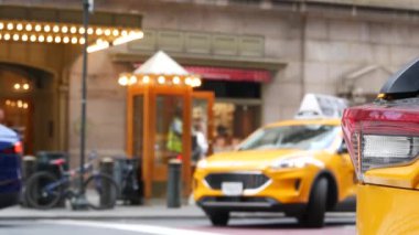 New York, Birleşik Devletler - 4 Eylül 2023 Grand Central Terminal Tren İstasyonu, 42. Manhattan Midtown 'da. Sarı taksi, arabalar Pershing Square, ABD 'de. Amerikan şehir trafiği ve insanları.