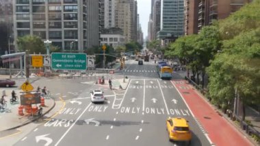 New York, ABD - 4 Eylül 2023: Roosevelt Adası tramvayı, Manhattan Midtown Caddesi. Amerikan tramvayı, Queensboro Köprüsü. ABD 'de toplu taşıma. Mimarlık ve cadde trafiği.