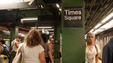 New York, Birleşik Devletler - 1 Eylül 2023 metro istasyonu, metro istasyonu, metro treni tabelası. Metro demiryolu yolcusu toplu taşıma. Times Meydanı yazı tahtası. - İnsanlar. Manhattan.
