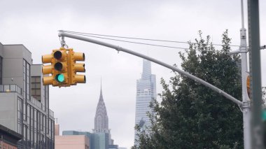 New York caddesi kavşağı, sarı trafik ışığı, ulaşım yolu kavşağı, Birleşik Devletler. Chrysler Binası. Queens, Long Island 'da. Manhattan şehir merkezi, New York şehir merkezi, gökdelenler