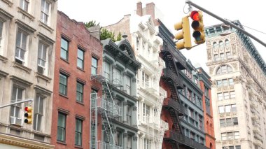 New York City Manhattan Soho moda bölgesi Broom, Crosby caddeleri, Broadway. ABD şehir binası cephesi, eski klasik Amerikan mimarisi NYC, ABD. İş ve konut mülkleri.