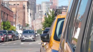 New York 'ta. Queens caddesindeki sarı taksiler. Long Island, LIC 'de bir sürü taksi var. Madalyon taksi ve Manhattan şehir merkezi şehir merkezi silueti. Yüksek binalı mimari.