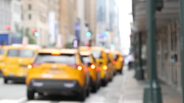 New York 'ta. Manhattan caddesinde sarı taksi durakları. Midtown 8. Cadde 'de bir sürü taksi var. Penn İstasyonu yakınında yolcu bekleyen bir taksi var. Dağınık şehir manzarası, yayalar