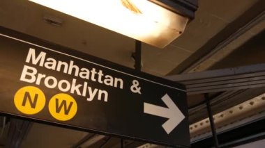 New York metro istasyonu içi, Manhattan mesaj tabelası. Yeraltı metropolü. Birleşik Devletler metro nakliye navigasyonu. Bilgi levhası kamu yolcu tren yolu. Şehir merkezi ve Brooklyn yönü