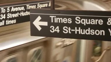 New York metro istasyonu içi, yeraltı metro platformu. Birleşik Devletler metro taşımacılığı. Demiryolu merkezi, yolcu trafiği kavşağı. Yazılı mesaj: Times Meydanı, Hudson Yards. Tren.