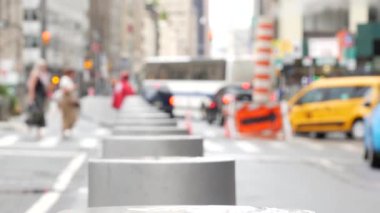 New York, Birleşik Devletler, Manhattan Şehir Merkezi Kilisesi ve Fulton sokak trafiği, kavşak kavşağı. Sarı taksi, duman yığını. ABD Dünya Ticaret Merkezi Oculus yakınlarındaki insanlar. Odaklanmamış.