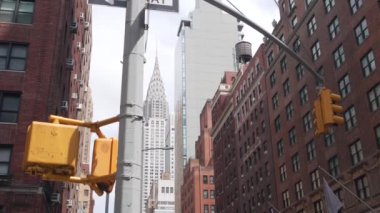 New York City kavşağı, Lexington caddesi kavşağı tabelası. Chrysler binası, Midtown bölgesi, NYC, ABD. Yükselen gökdelen mimarisi, tek yönlü yol işareti, trafik ışığı