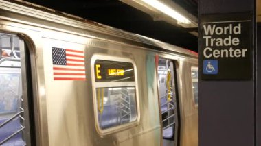 New York metro istasyonu içi, yeraltı metro platformu tabelası. Metro treni, yolcu taşımacılığı, Birleşik Devletler. Metin panosu, Dünya Ticaret Merkezi. Oculus, Manhattan şehir merkezi.