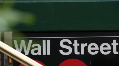 New York metro tabelası, Wall Street metro istasyonu. Metropolitan girişi, yolcu taşımacılığı çıkışı. Manhattan şehir merkezi finans sektörü. Birleşik Devletler borsası.