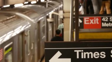 New York metro istasyonu içi, yeraltı metro platformu. Birleşik Devletler metro taşımacılığı. Yolcu treni trafiği. Mesaj işareti Times Meydanı, Grand Central, 42. İnsanlar ve eğitim.