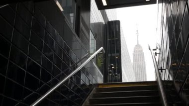 New York metro metrosu. Empire State binası. Metropolitan girişi ya da çıkışı, Manhattan, 34. Cadde. New York şehir merkezi finans sektörü. Toplu taşıma istasyonu merdivenleri.
