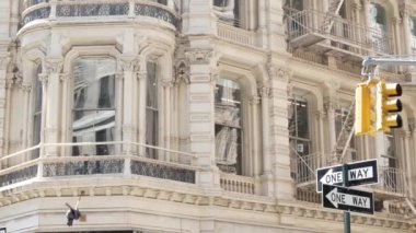 New York caddesi kavşağı, sarı trafik ışığı, ulaşım yolu kavşağı, Birleşik Devletler. Broadway klasik bina mimarisi. New York, Manhattan şehir merkezi. Tek yönlü ok işareti. Yangın merdiveni.