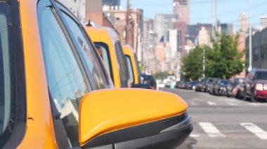 New York 'ta. Queens caddesindeki sarı taksiler. Long Island, LIC 'de bir sürü taksi var. Madalyon taksi ve Manhattan şehir merkezi şehir merkezi silueti. Yüksek binalı mimari.
