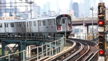 New York metro istasyonu. Metro treni metropolitan platformunda. Birleşik Devletler toplu taşımacılığı. Queens 'teki Queensboro Plaza demiryolu hattında. New York Manhattan gökdeleni, yüksek gökdelen şehri