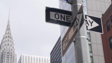 New York City kavşağı, sokak kavşağı tabelası. Chrysler binası, Midtown bölge trafiği, Lexington New York, ABD. Gökdelen mimarisi, tek yönlü ok işareti.