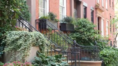 New York City konak binası, Brooklyn Heights yerleşim bölgesi, ABD. Brownstone şehir mimarisi, bağlı ev. Amerika Birleşik Devletleri emlak, Amerikan mülkü, New York 'ta apartmanlar ve evler.