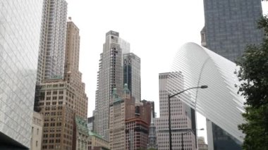 New York City Aşağı Manhattan, Downtown Finans Bölgesi mimarisi, Birleşik Devletler. Yüksek gökdelenler, konutlar ve ofis binaları, ABD. Amerikan şehir sokağı, emlak, New York 'ta emlak..