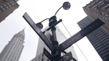 New York Şehri kavşağı, yol kavşağı tabelası. Chrysler binası, Midtown bölgesi, Lex av, NYC, ABD. Yükselen gökdelen mimarisi, Lexington Bulvarı köşe metin yol işareti