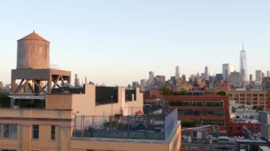 New York City Manhattan şehir merkezi siluet şehir manzarası. Chelsea, Midtown 'dan mali bölge çatı manzarası. Binanın çatıları. Kentsel mimari, Birleşik Devletler. Dünya Ticaret Merkezi ve Su Kulesi Tankı.