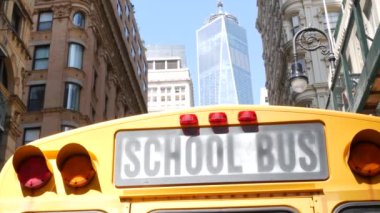 Sarı Okul Otobüsü. Fulton caddesindeki okul otobüsü manzarası, New York City Manhattan Downtown. Çocuk eğitim ve ulaşım, ABD. Amerikan okul servisi, Dünya Ticaret Merkezi Kulesi, ABD.