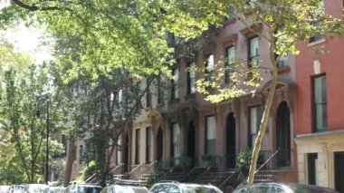 New York City konak binası, Brooklyn Heights yerleşim bölgesi, ABD. Brownstone şehir mimarisi, bağlı ev. Amerika Birleşik Devletleri emlak, Amerikan mülkü, New York 'ta apartmanlar ve evler.