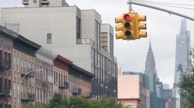 New York caddesi kavşağı, sarı trafik ışığı, ulaşım yolu kavşağı, Birleşik Devletler. Chrysler Binası. Queens, Long Island 'da. Manhattan şehir merkezi, New York şehir merkezi, gökdelenler