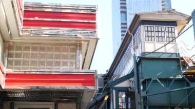 New York metrosu, metropol köprüsü, caddenin üstündeki metro yolu. Demiryolu taşımacılığı. Demiryolu hattı. Eski kafe, restoran. Court Square, Long Island City, Queens, ABD