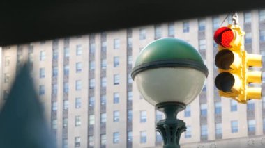 New York Metro giriş küresi, küre lambası. Sarı trafik ışığı, Manhattan şehir merkezi kavşağı. Church Caddesi kavşağı, Oculus Dünya Ticaret Merkezi. Metropolitan metro taşımacılığı.