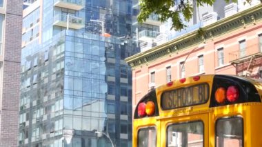 New York Manhattan caddesinde sarı okul otobüsü, şehir yolunda okul otobüsü kamyonu. Çocuk eğitim ve ulaşım, ABD. Amerikan okul servisi, 10 Avenue Chelsea kırmızı tuğlalı ev, Amerika Birleşik Devletleri.