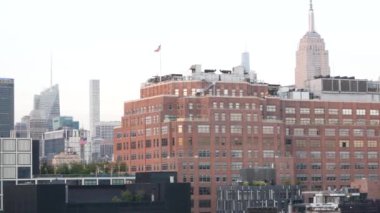 New York City Manhattan siluet şehri. Empire State binası. Çatı manzaralı, yerleşim yerlerinin çatıları. Emlak, şehir mimarisi, Birleşik Devletler sokakları. Midtown Chelsea bölgesi, NYC.