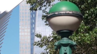 New York metro küresi, metro küre lambası. Metropolitan girişi, Manhattan. Dünya Ticaret Merkezi Kulesi, WTC ve Oculus şehir merkezindeki finans bölgesinde. Fulton Caddesi 'ndeki toplu taşıma istasyonu..