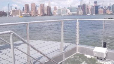 Feribottan New York City silueti. Manhattan şehir merkezinde, feribottan yükselen gökdelenler. Doğu nehri kıyısı manzarası, nehir kenarı mimarisi, ABD. Empire State, Chrysler Binası.