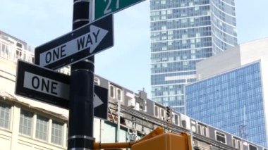 New York metrosu, metropol köprüsü, caddenin üstündeki metro yolu. Demiryolu taşımacılığı. Tek yön işareti. Queensboro halk tren hattı. Queens Plaza, Long Island, Birleşik Devletler.